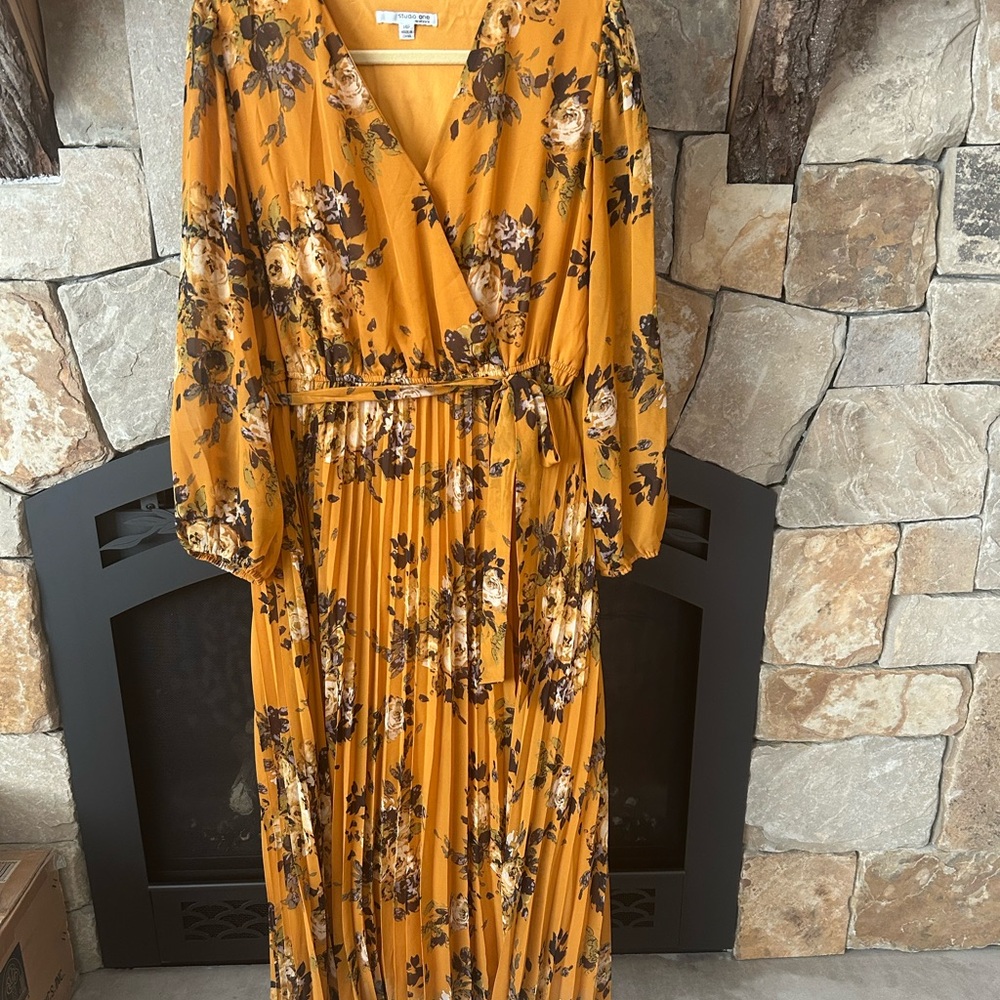 Ladies size 14P gold with white rose print maxi dress